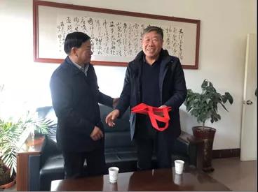 敦煌種業(yè)領(lǐng)導(dǎo)看望慰問(wèn)公司老干部、老黨員及困難黨員職工